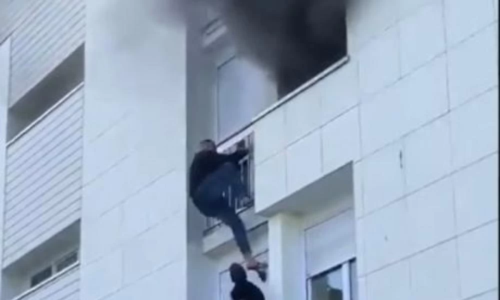 Γαλλία: Ανθρώπινη «σκάλα» για να σωθεί μωρό από πυρκαγιά